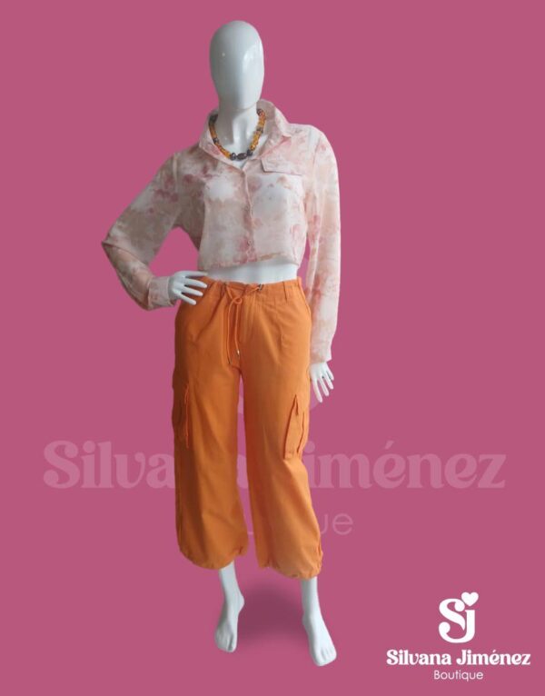 Conjunto blusa rosada con flores sutiles con pantalón color naranja