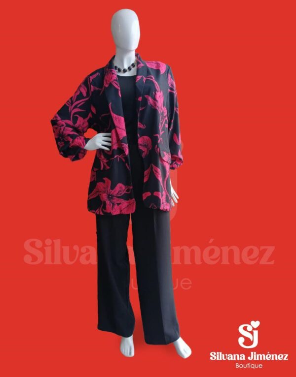 Conjunto chaqueta flores fucsia con pantalón negro