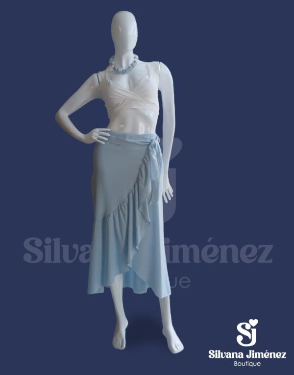 Conjunto de falda azul celeste y top blanco